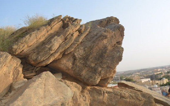 وفاة شاب سقطت عليه صخرة في