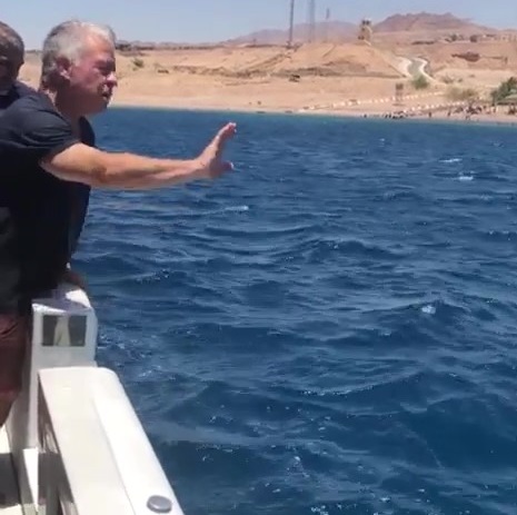 حوار في البحر بين الملك ومواطن..