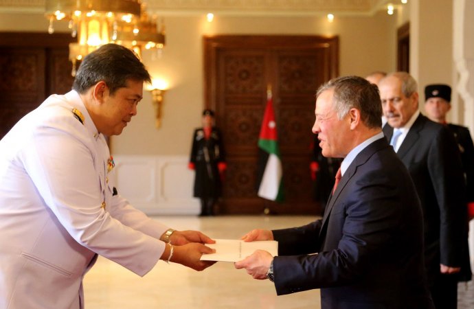 الملك يتقبل أوراق اعتماد عدد من