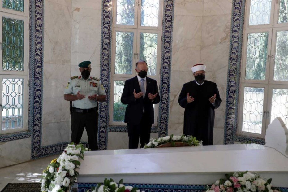 نائب الملك يزور ضريح الملك طلال