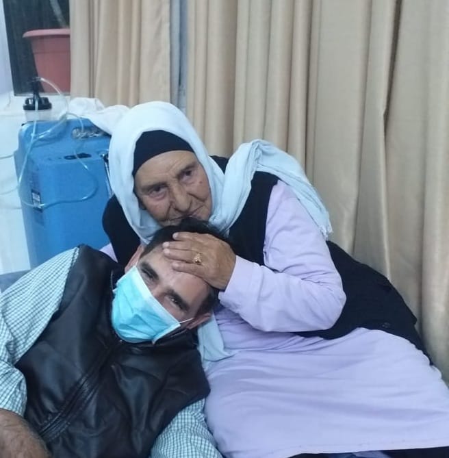 الصحفي محمد الدويري ينعى والدته بكمات