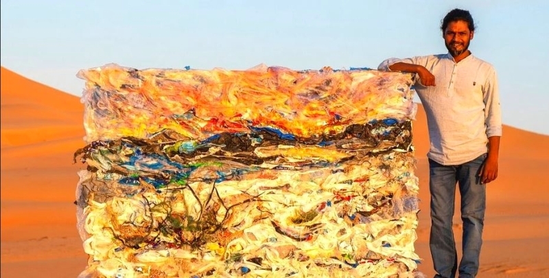 فنان يستخدم ربع طن من البلاستيك