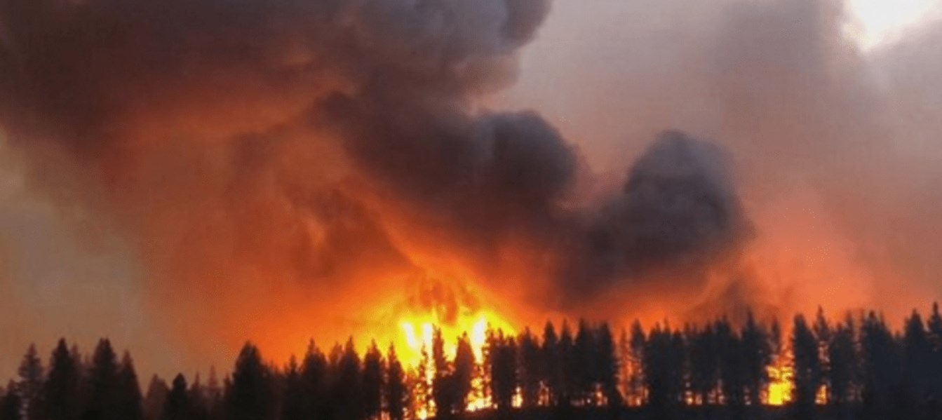 عاصفة نارية تدمر عشرات المنازل في