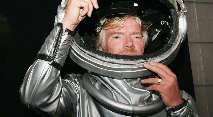 وصول المركبة الفضائية التي تقل الملياردير