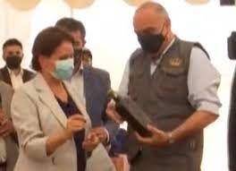 صاحب فكرة هدية زجاجة النفط يقدم