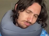 يكشف عن الطريقة الصحيحة لاستخدام وسادة