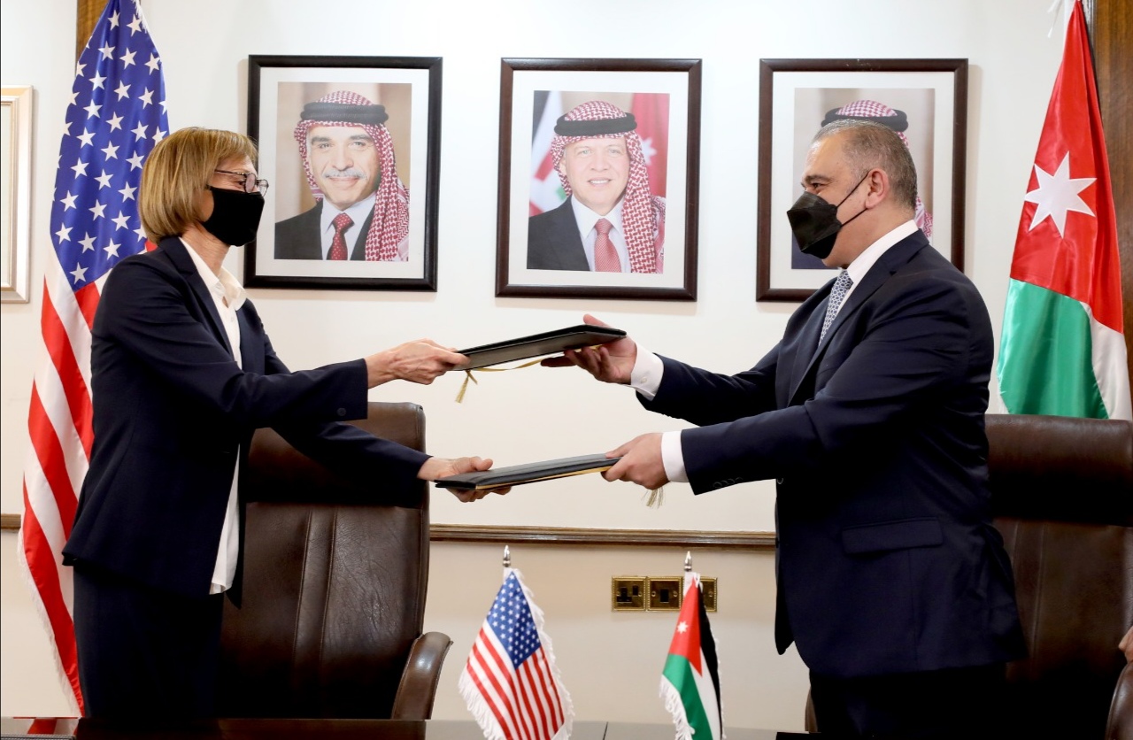 الحكومة: تحويل الدفعة الاولى من المنحة