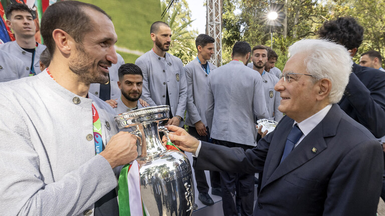 الرئيس الإيطالي يكرم منتخب بلاده بطريقة