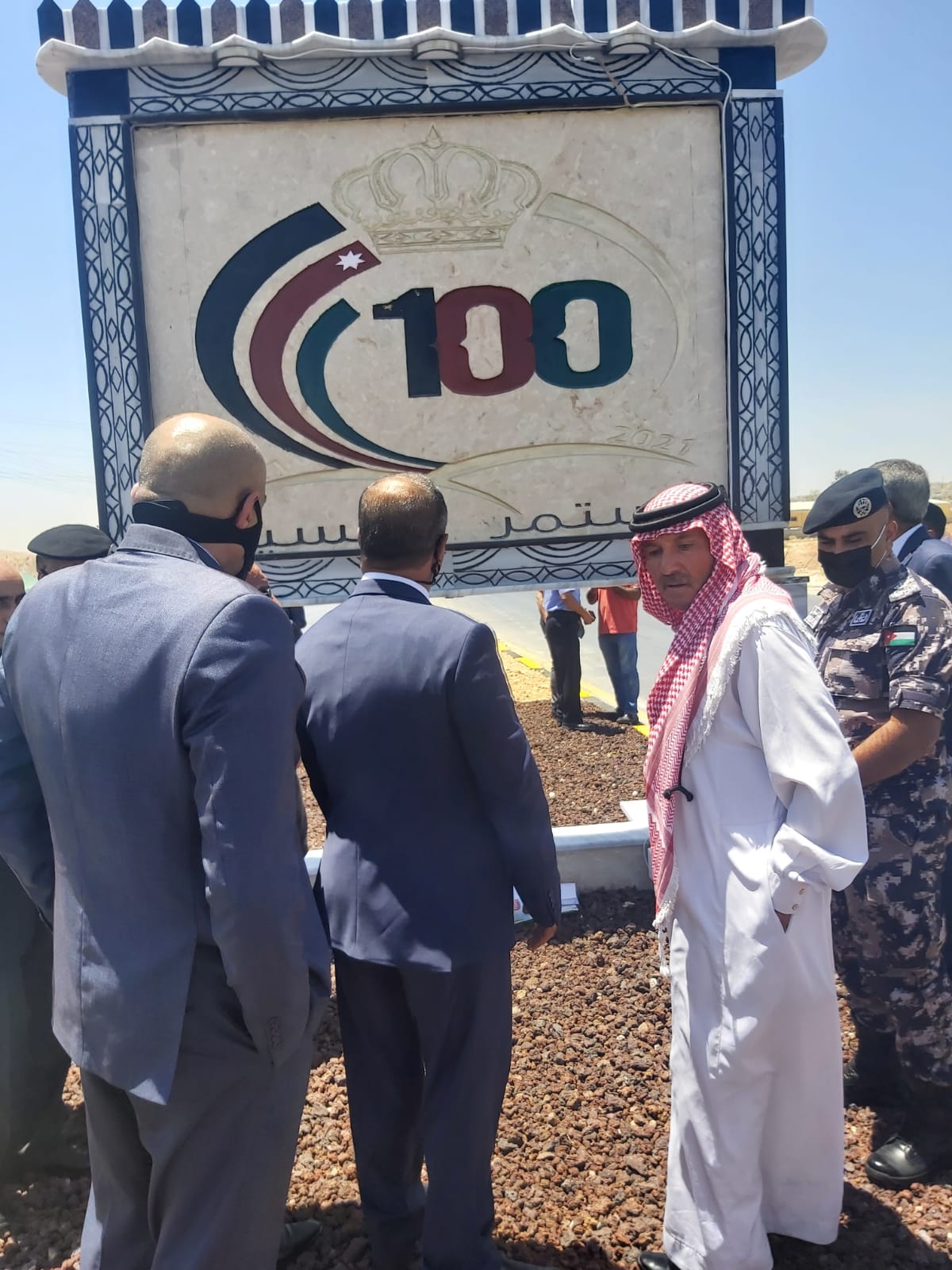 مجسم شعار المئوية على مدخل لواء