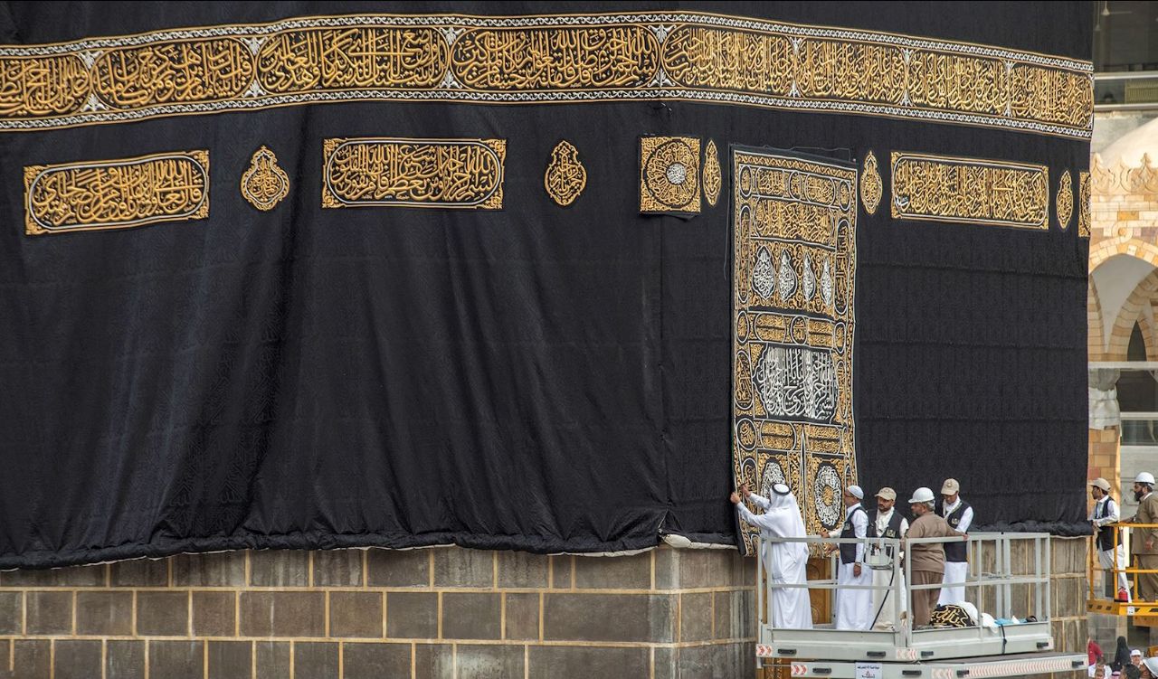 بالفيديو: استبدال كسوة الكعبة المشرفة