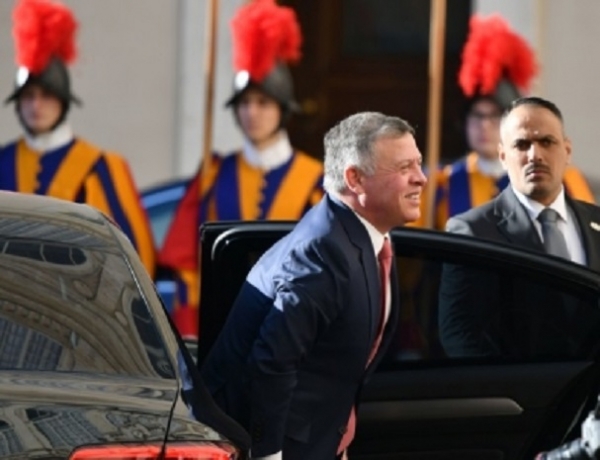 الملك والملكة وولي العهد يصلون إلى