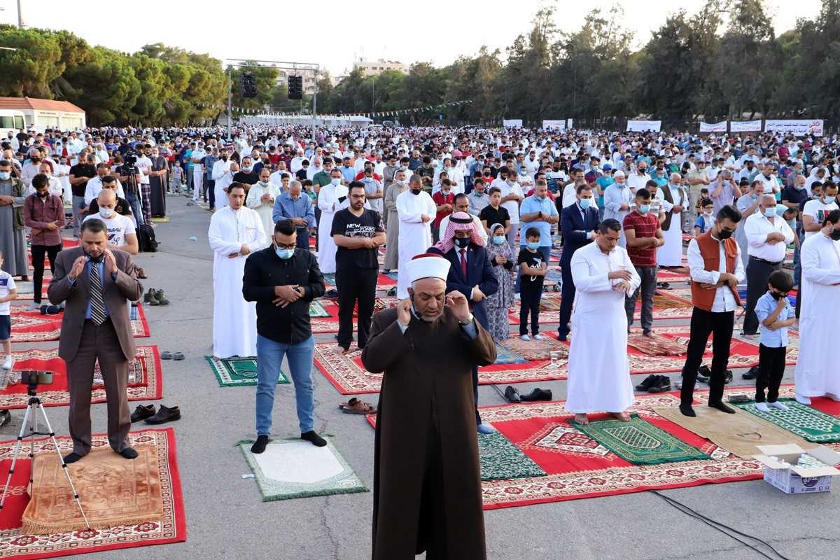الآلاف من المصلين يؤدون صلاة عيد
