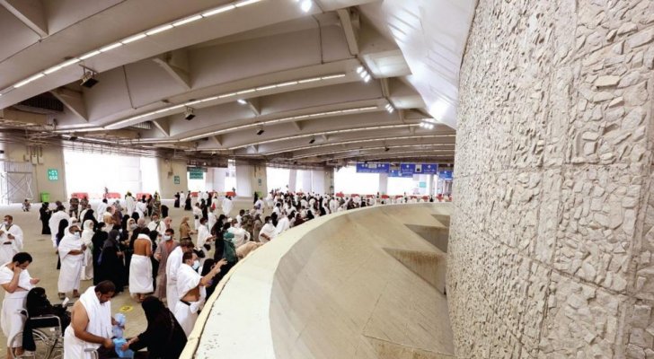 الحجاج يواصلون رمي الجمرات في أول