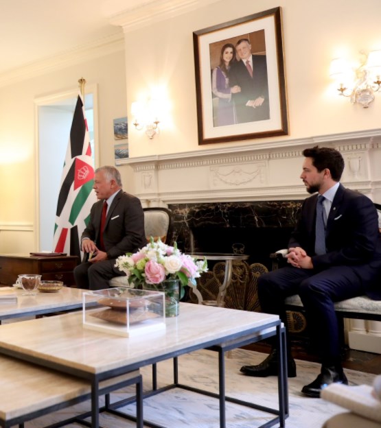 الملك وولي العهد يلتقيان لجنة الخدمات