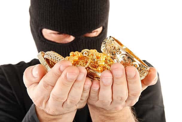 سرقة أموال ومصاغ ذهبية من منزلين