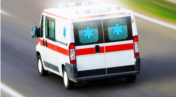 شخص يسرق سيارة إسعاف بداخلها مريض