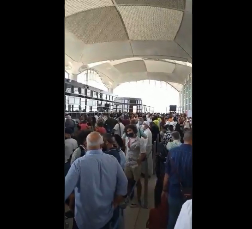 وكأن كائنات فضائية خطفت موظفي كاونترات