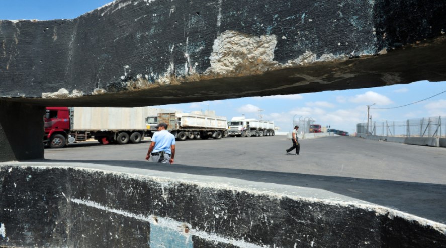 الاحتلال الإسرائيلي يمنع إدخال 24 شاحنة