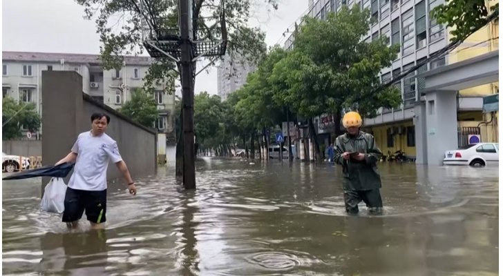 الإعصار إن-فا يقتلع الأشجار ويغرق مدن