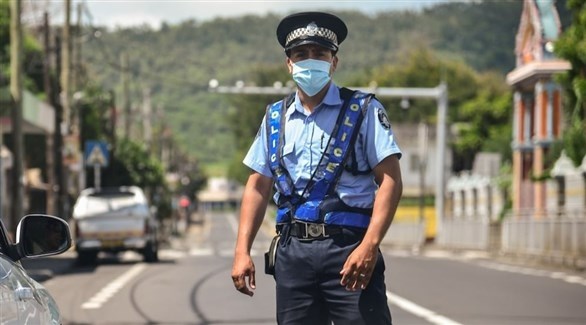 شرطي يردي طالبا لعدم وضعه كمامة