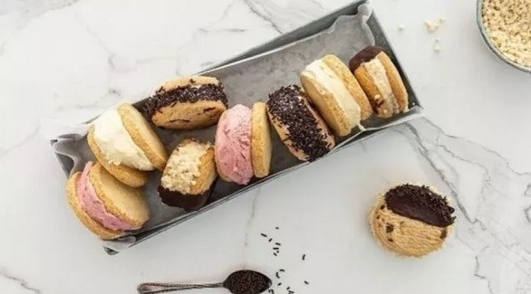 كيف تحضرين شطائر الآيس كريم في