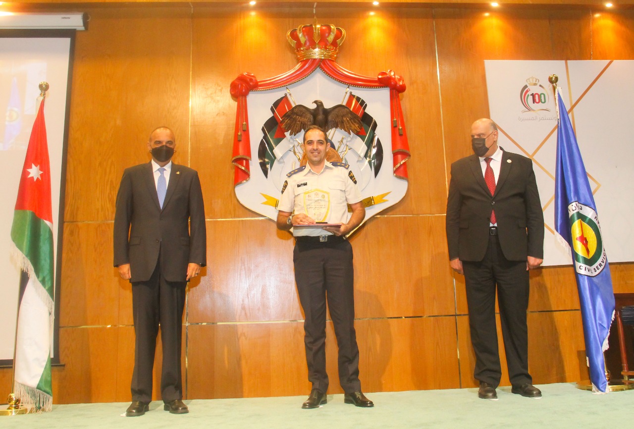 3 موظفين في الجمارك يحصلون على