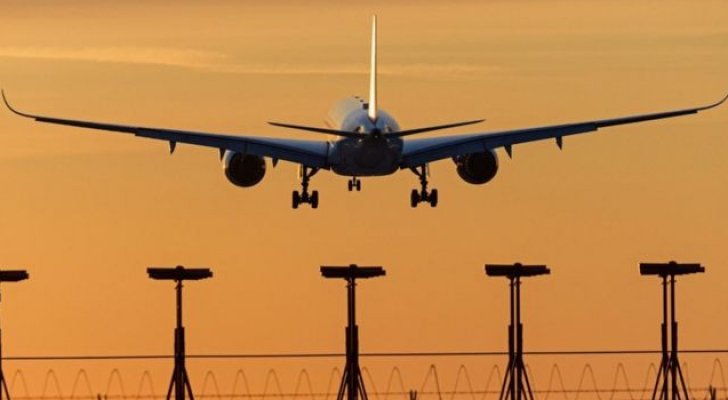 أمريكا تبقي القيود على الرحلات الدولية