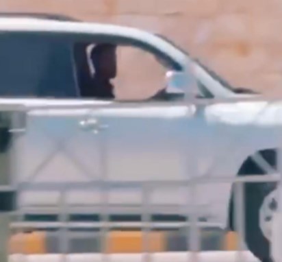 ولي العهد الامير الحسين يقود مركبته