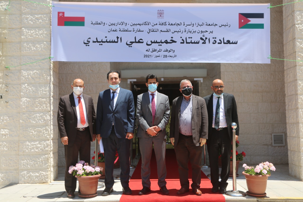 العمانيون يبحثون الإجراءات الأكاديمية الخاصة بجامعة