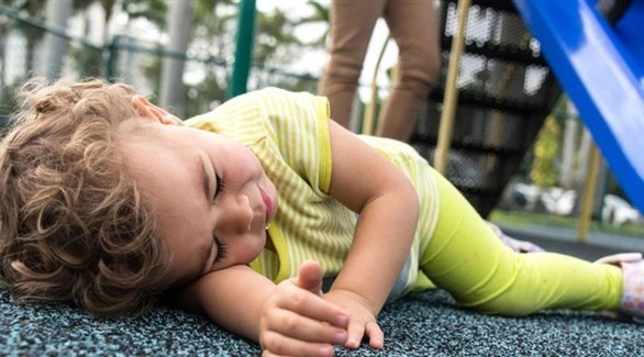 مخاطر سقوط الطفل على رأسه