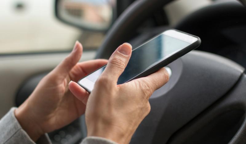 سيدة تنشغل أثناء قيادتها المركبة بتصوير