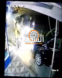 حادث صادم.. سيدة تدهس شابا في