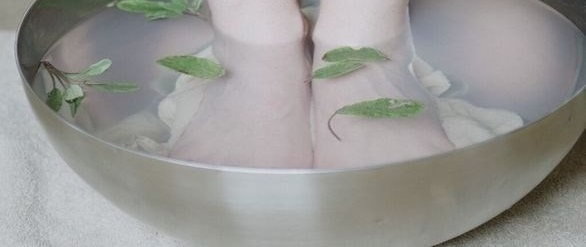 ما هي فوائد حمام الخل للقدمين؟