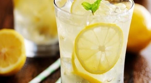 ماذا يحدث لبشرتك عندما تتناولين ماء