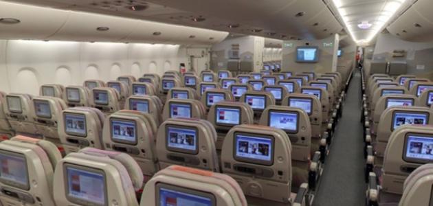 مضيفة تكشف كيف يحصل ركاب الطائرة