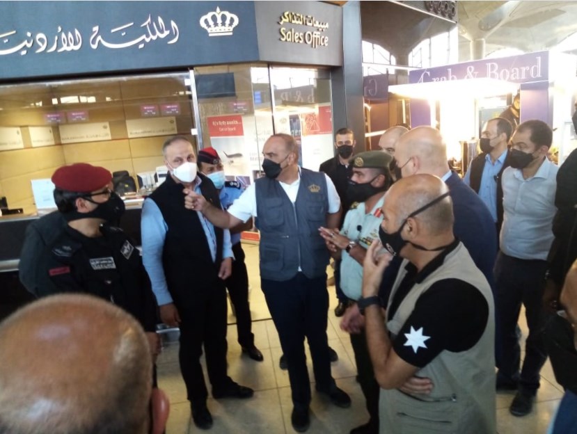 الخصاونة في المطار.. ماذا قال