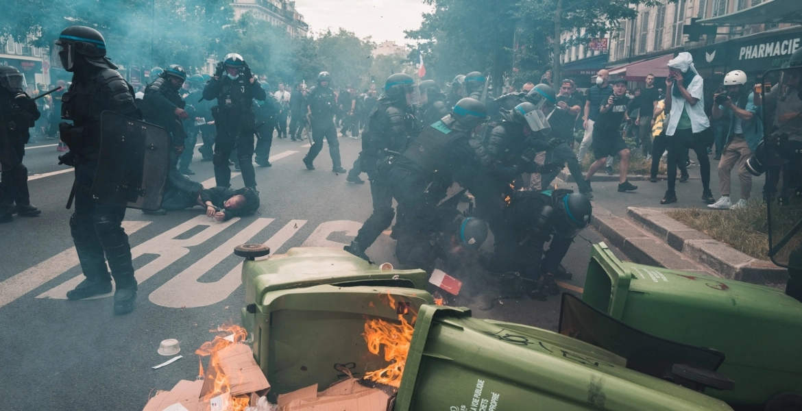 فرنسا العالم الثالث تطارد مواطنيها.. أكثر