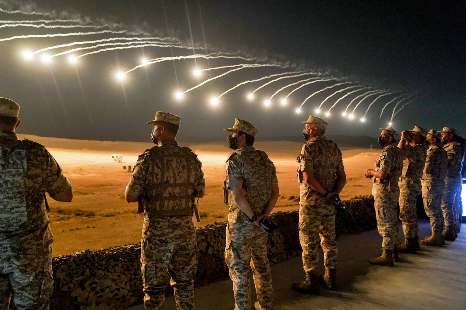 ولي العهد يتابع تمرين صقور الهواشم