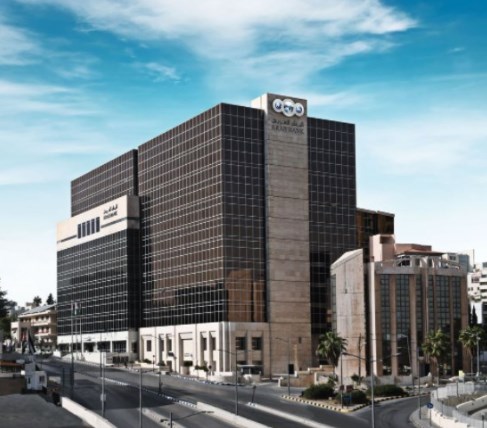 البنك العربي يتبرع بأجهزة حاسوب لمدارس