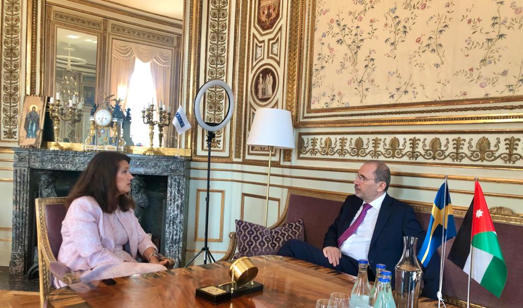 الصفدي يبحث ملفات المنطقة مع مسؤولين