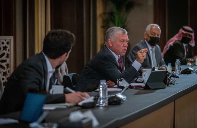 الملك يلتقي ممثلين عن أبناء المخيمات