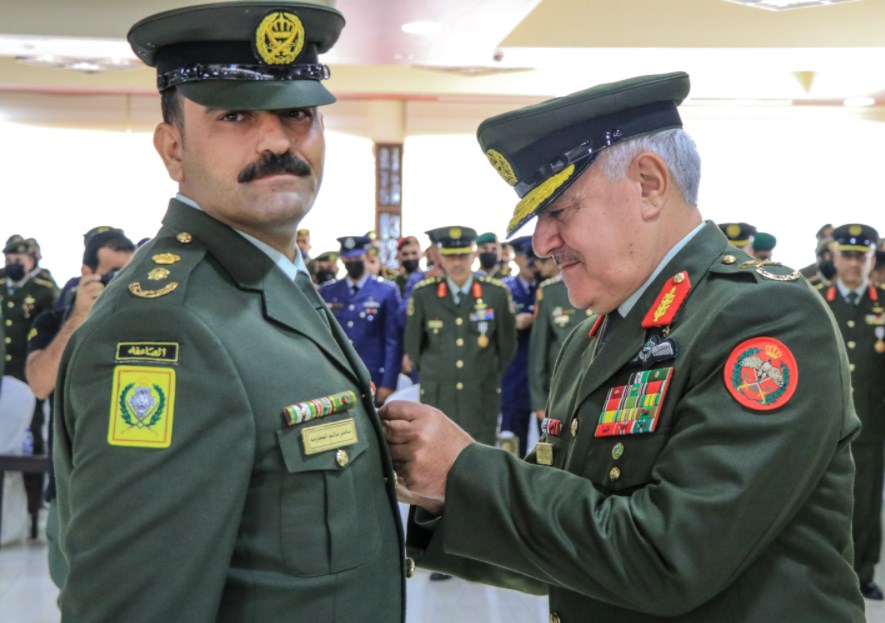 مندوبا عن الملك.. الحنيطي يقلد كوكبة