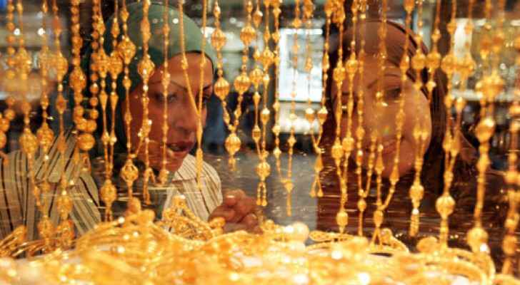 مخاطر سياسية ترفع الذهب لأعلى سعر