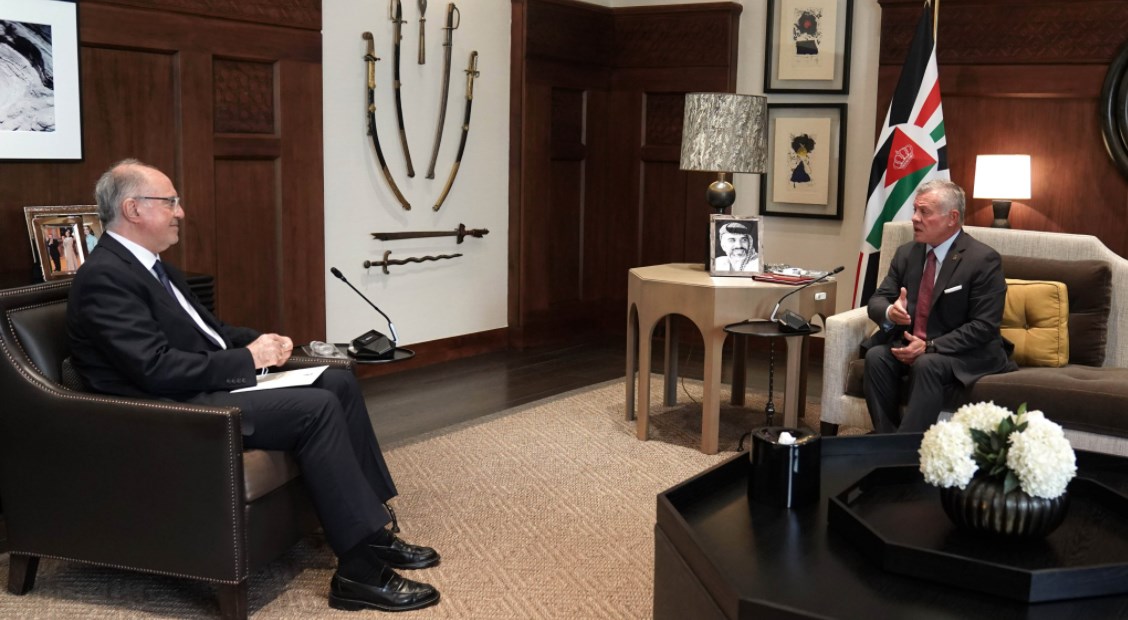 الملك يتسلم رسالة من الكاظمي