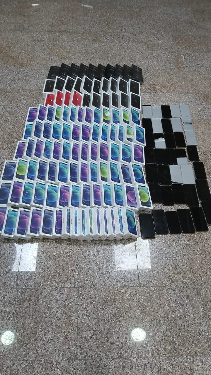 الجمارك تحبط تهريب هواتف خلوية وأجهزة