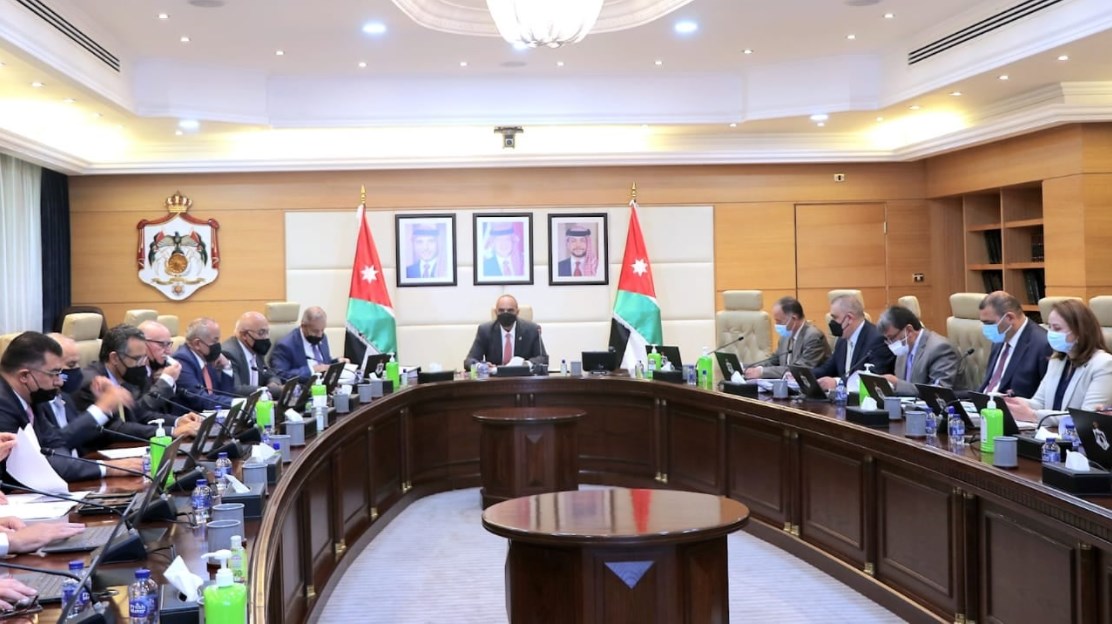 الحكومة تعفي شركات النقل العام من