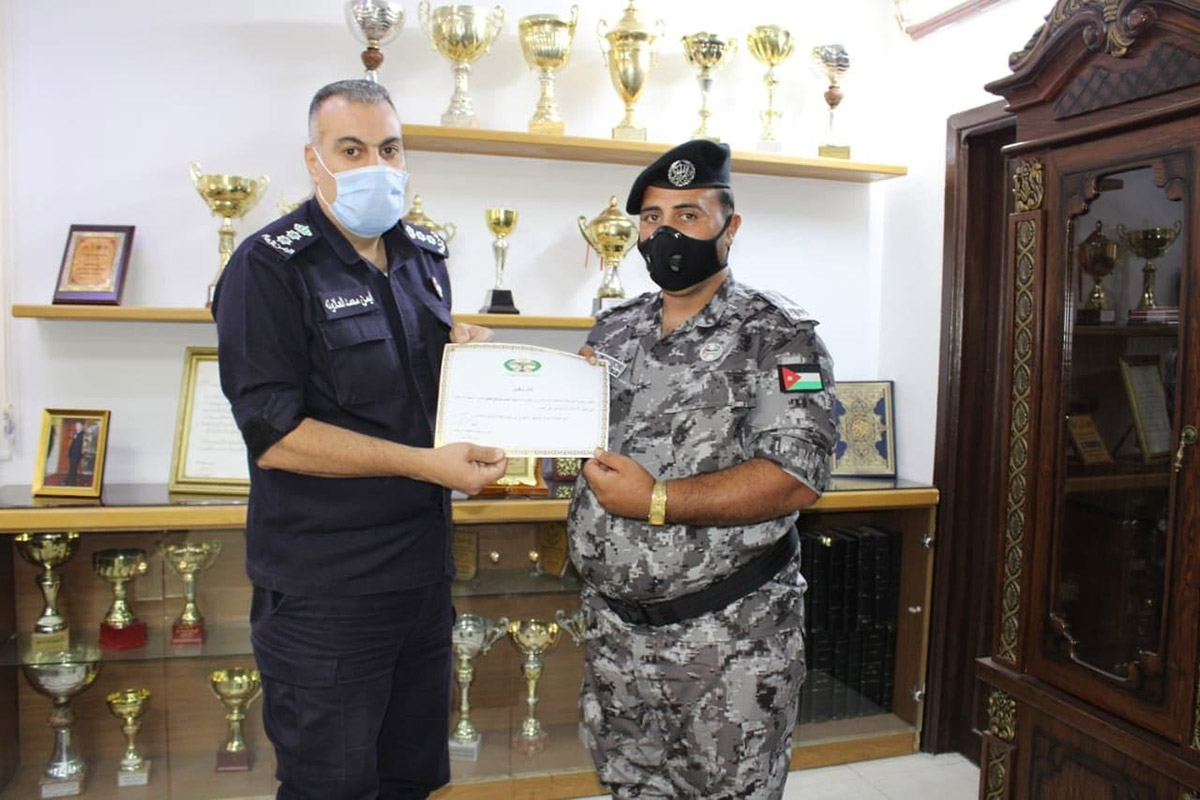 مدير شرطة الزرقاء يكرم وكيل درك