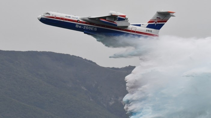 تركيا.. سقوط طائرة إطفاء روسية أثناء