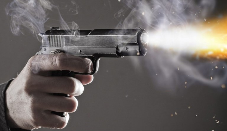 مقتل شخص بعيار ناري وإصابة آخرين