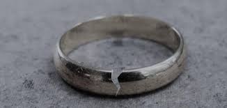 من حلف بالطلاق ظانّا صدق نفسه